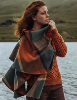 100% Lambwool Cape Col: 639