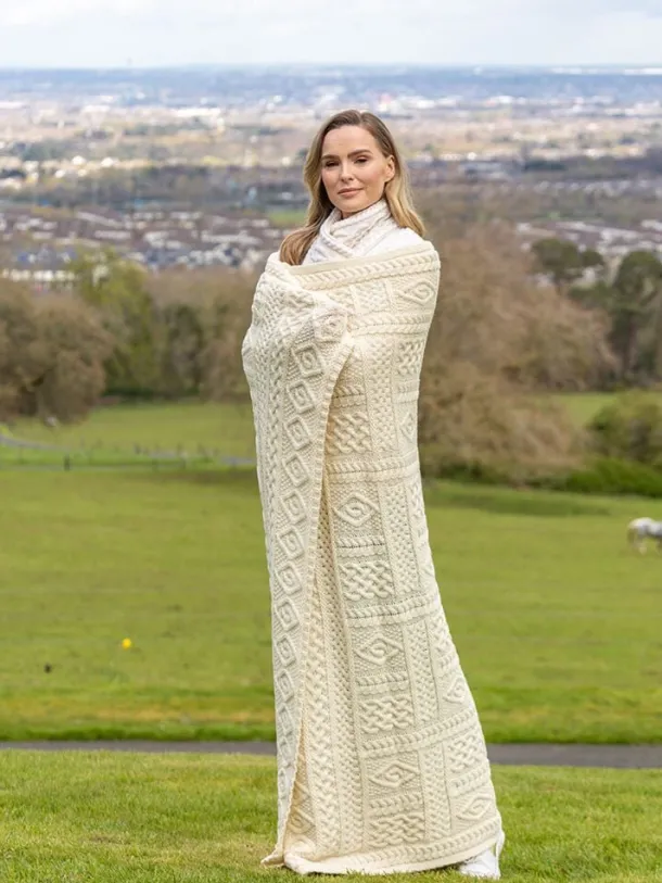 Two Tone Plated Aran Throw X4349